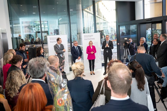 Übergabe der neuen Büros in der Bozner Garibaldistraße an die Landesverwaltung mit (von links nach rechts) Waltherpark-AG-Präsident Thibault Chavanat, Hochbau- und Vermögenslandesrat Christian Bianchi, Personallandesrätin Magdalena Amhof und Landeshauptmann Arno Kompatscher. (Foto: LPA/Fabio Brucculeri)