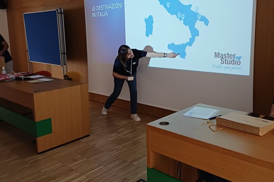 41 Schülerinnen und Schüler deutschsprachiger Oberschulen, die im kommenden Schuljahr die Herausforderung angenommen haben, ein Semester oder ein ganzes Jahr in Italien bei einer Gastfamilie oder im Heim zu verbringen und eine italienischsprachige Schule zu besuchen, haben sich vorab darüber informiert. (Foto: LPA/Deutsche Bildungsdirektion/Jürgen Bergmann)