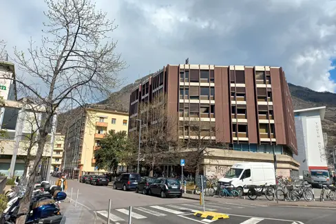 Das Raumprogramm des neuen Hauses der Mobilität sieht sechs oberirdische Geschosse und zwei unterirdische Geschosse vor. Es wird am Standort des heutigen Landhauses 5 (im Bild) entstehen. (Foto: LPA/Monika Pichler)