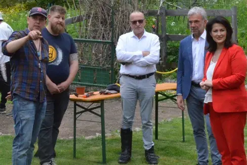 La ministra Kaniber e l'assessore Schuler (1 e 2 da dx) nel corso del recente incontro (Foto: ASP/Noemi Prinoth)