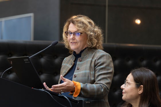 Landesrätin Pamer erinnert Familien daran, bereits frühzeitig die ISEE zu machen und um das Landeskindergeld anzusuchen, um ab Jänner 2026 von höheren Beträgen zu profitieren. (Foto: LPA/Tiberio Sorvillo)