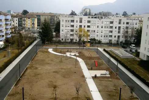 In der Bozner Reschenstraße hat das Land zwei weitere Wohngebäude für Militärangehörige errichtet. (Foto: LPA)