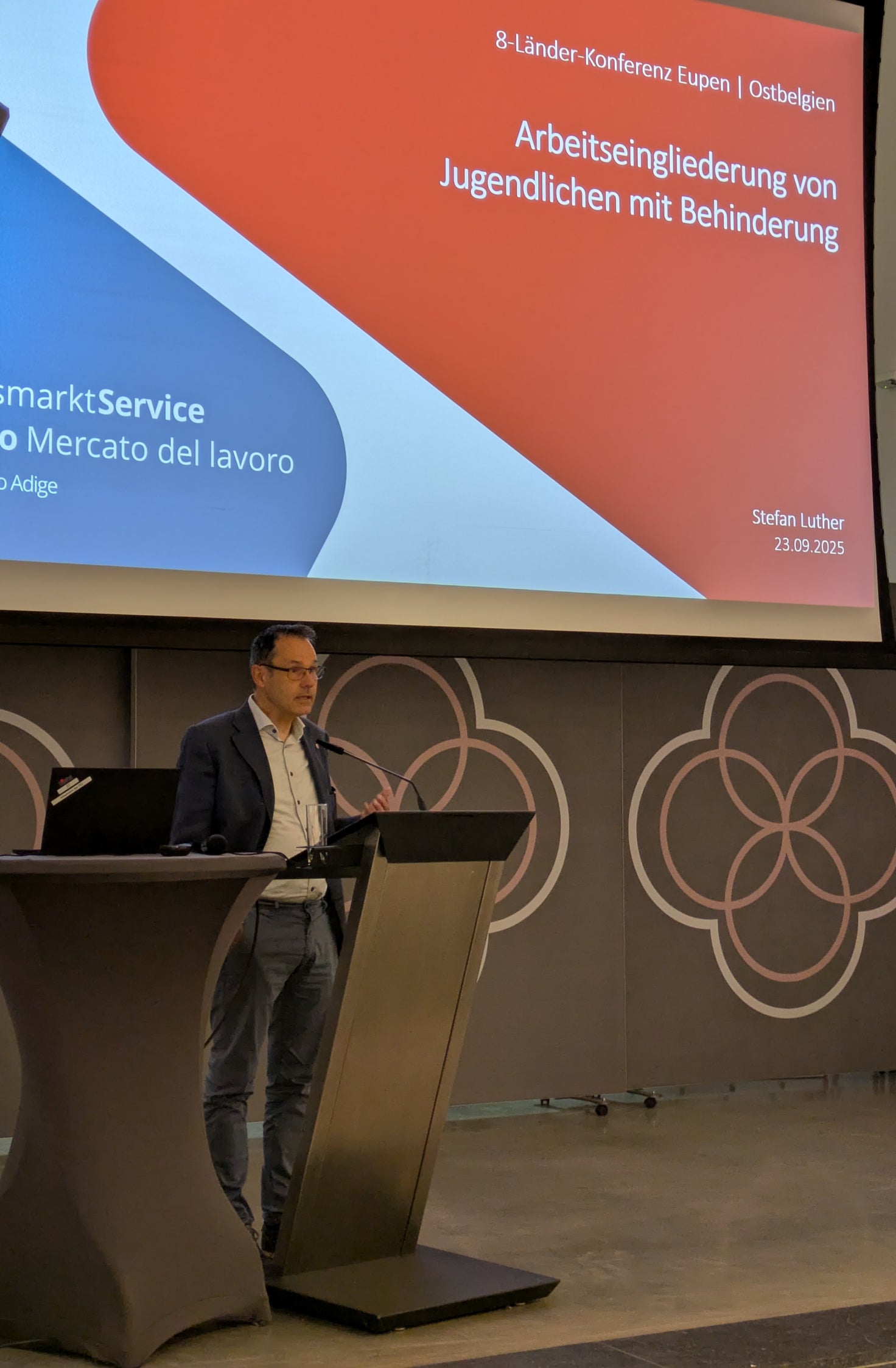 Stefan Luther, direttore del Servizio Mercato del Lavoro (SML) della Provincia autonoma di Bolzano, ha recentemente riferito in Belgio sull'integrazione dei giovani con disabilità e sui progressi compiuti nel campo della digitalizzazione. (Foto: USP/SML)