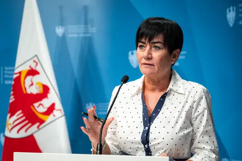 A 10 anni dall'introduzione del modello Risparmio Casa nel 2015, su proposta dell'assessora provinciale all'Edilizia abitativa Ulli Mair sono state approvate importanti novità per questo popolare strumento. I principali miglioramenti sono stati presentati l'8 luglio. (Foto: USP/Fabio Brucculeri)