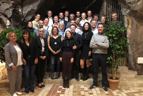 13 Junglandwirtinnen und Junglandwirte stießen im Felsenkeller mit ihren Lehrenden auf den erfolgreichen Abschluss des Lehrgangs an. (Foto: LPA)