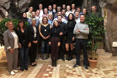 Foto di gruppo alla cantina Felsenkeller tra docenti e i neo-diplomati che hanno conseguito l'attestato di imprenditore agricolo. (Foto: ASP)