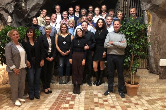 Foto di gruppo alla cantina Felsenkeller tra docenti e i neo-diplomati che hanno conseguito l'attestato di imprenditore agricolo. (Foto: ASP)