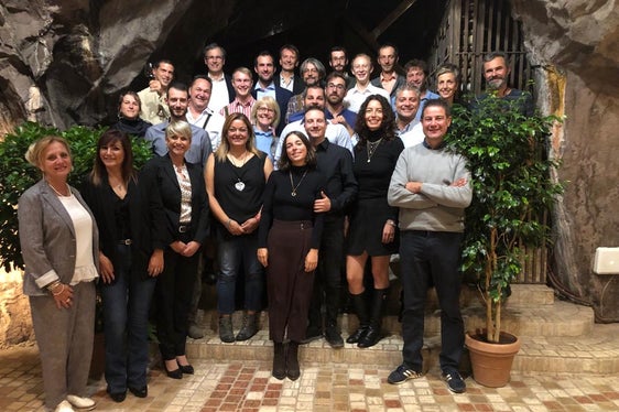 Foto di gruppo alla cantina Felsenkeller tra docenti e i neo-diplomati che hanno conseguito l'attestato di imprenditore agricolo. (Foto: ASP)