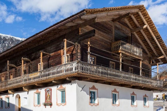 In futuro numerosi edifici tutelati, come ad esempio il Rainhof di S. Maddalena/Casies, godranno di ulteriori benefici grazie alle nuove linee guida. (Foto: USP/HiBERatlas Eurac Resarch/Marion Lafogler)