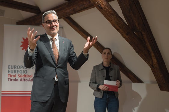 L presidënt dla Euregio y dla Jonta provinziela de Bulsan Arno Kompatscher à laudà la fotografes y i fotografs: “Cun pultrëc che lascia n pert zënza fla ne ëis nia mé te na maniera otica ‚passa via sëides‘.” Dovia la respunsabla dl pruiet Silvia Ramoser. (Foto: USP/Patrizia Corriero)