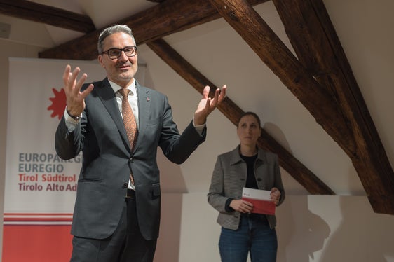 Il presidente dell'Euregio e della Provincia autonoma di Bolzano Arno Kompatscher ha reso omaggio ai fotografi: “Con scatti mozzafiato, avete ‘superato i confini’ non solo visivamente”. Sullo sfondo: la responsabile del progetto Silvia Ramoser (Foto: USP/Patrizia Corriero)