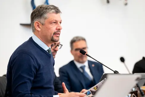 L'indirizzo strategico, ma anche molto pratico, è ribadito dall’assessore provinciale alle Infrastrutture e alla Mobilità, Daniel Alfreider: “Un tempo la ferrovia è stata costruita quando non circolavano le auto, ora ampliamo la ferrovia per usare i treni come mezzi di trasporto sostenibili alternativi all’auto”, sottolinea Alfreider. (Foto: USP/Fabio Brucculeri)
