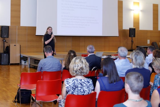 Professor Andreas Hinz sprach in seinem Gastvortrag über das Thema „Wege in die Bildung 2030: Grundgedanken einer inklusiven Pädagogik“ (Foto: LPA/Deutsche Bildungsdirektion)