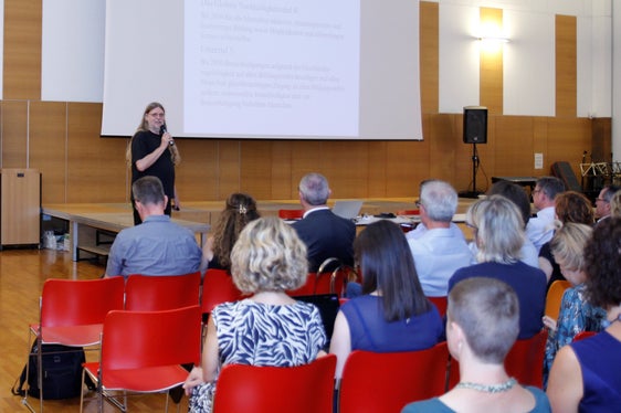 Professor Andreas Hinz sprach in seinem Gastvortrag über das Thema „Wege in die Bildung 2030: Grundgedanken einer inklusiven Pädagogik“ (Foto: LPA/Deutsche Bildungsdirektion)