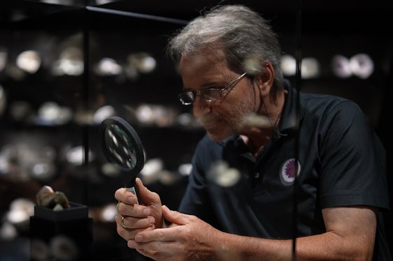 La Madonna nel geode di Tiso viene presentata nella prima puntata della nuova serie televisiva “Musei e collezioni in Alto Adige. La vita segreta”. (Foto: Ufficio provinciale Musei e ricerca museale/Agostino Fuscaldo)