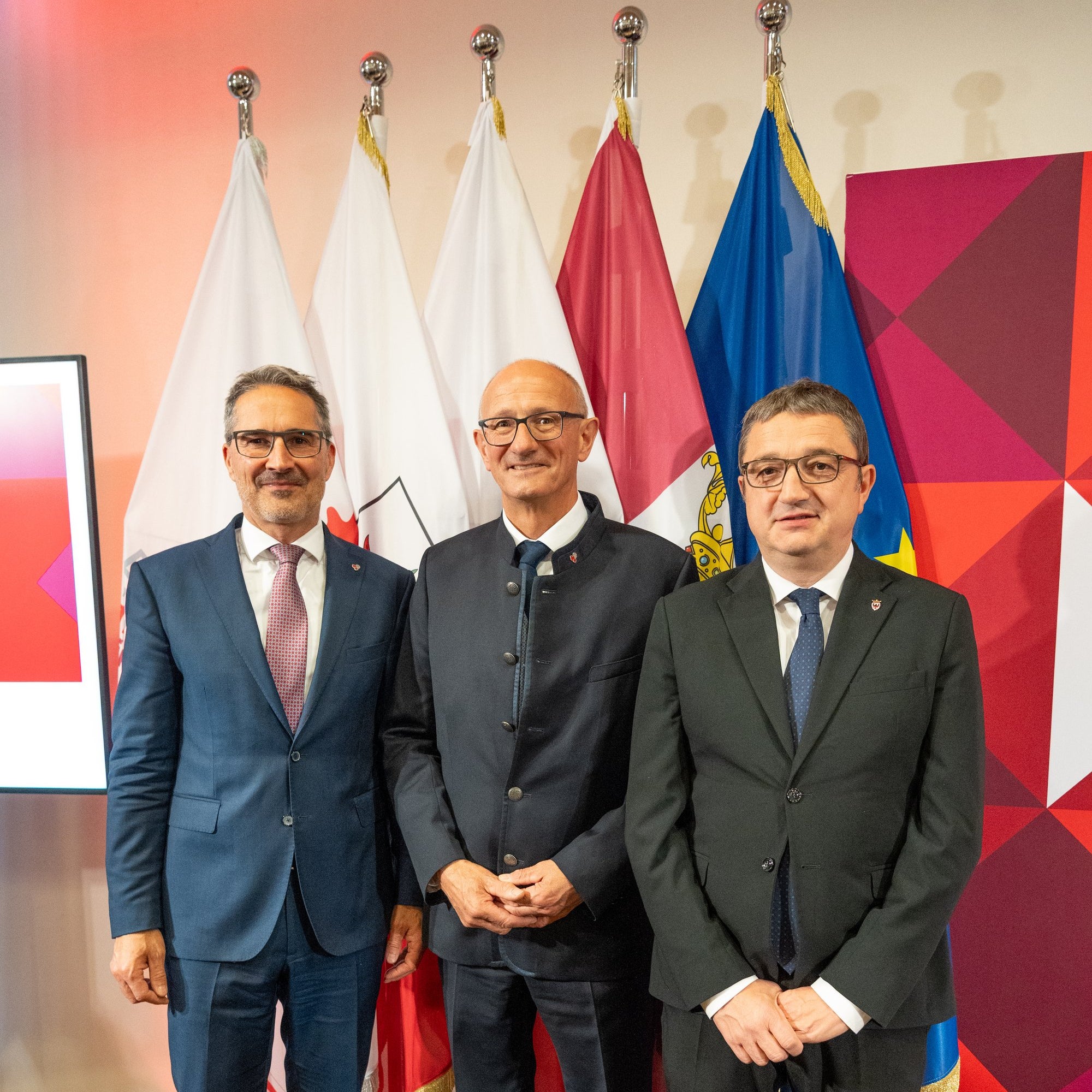 30 anni - tre territori - un Ufficio - una voce comune: da sinistra il presidente della Provincia autonoma di Bolzano Arno Kompatscher, il presidente di turno dell'Euregio e presidente del Land Tirol Anton Mattle e il presidente della Provincia autonoma di Trento Maurizio Fugatti. (Foto: Land Tirol/Pölzl)