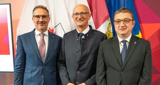 Landeshauptmann Arno Kompatscher (von links), Euregio-Präsident und Tiroler Landeshauptmann Anton Mattle und der Trentiner Landeshauptmann Maurizio Fugatti nahmen an der Feier teil.
(Foto: Land Tirol/Pölzl)