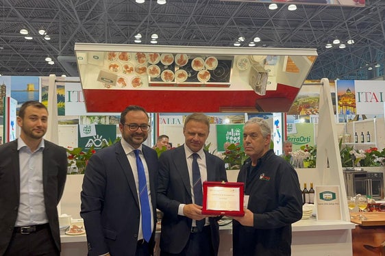 Alla presenza del Ministro all’Agricoltura, Francesco Lollobrigida, sono stati premiati, con una targa commemorativa da parte della Provincia di Bolzano, il primo importatore di speck negli Usa e il titolare del primo negozio di alimentari che ha acquistato nel 2004 la prima baffa di speck Lou di Palo e Cesare Gallo. (Foto: ASP)