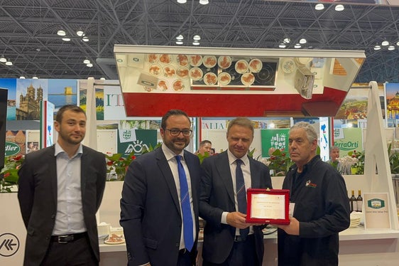 Im Beisein des Landwirtschaftsministers Francesco Lollobrigida (Dritter von links) überreichte Wirtschaftslandesrat Marco Galateo (Zweiter von links) Lou di Palo und Cesare Gallo, den ersten Speckimporteuren in den USA, eine Gedenktafel des Landes Südtirol. (Foto: LPA)