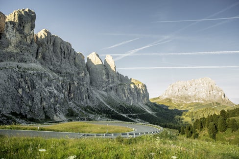 Mehr Schutz für sensible Berg- und Naturgebiete: Organisierte Motorsportveranstaltungen sind auf bestimmten Straßenabschnitten künftig nicht mehr zulässig. Die Maßnahme betrifft Straßen in geschützten Gebieten sowie Gebiete über 1.600 Metern Meereshöhe. Der Individualverkehr bleibt weiterhin erlaubt. (Foto: IDM Südtirol/Andreas Mierswa)