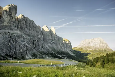 Mehr Schutz für sensible Berg- und Naturgebiete: Organisierte Motorsportveranstaltungen sind auf bestimmten Straßenabschnitten künftig nicht mehr zulässig. Die Maßnahme betrifft Straßen in geschützten Gebieten sowie Gebiete über 1.600 Metern Meereshöhe. Der Individualverkehr bleibt weiterhin erlaubt. (Foto: IDM Südtirol/Andreas Mierswa)