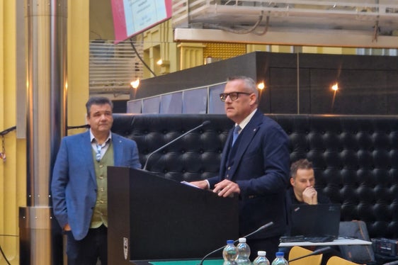 Questo decreto rappresenta un passo significativo verso una maggiore sostenibilità nel settore stradale ha sottolineato l'assessore alle Opere pubbliche, Christian Bianchi, presente al workshop odierno. (Foto: USP/Gianluca Crocco)