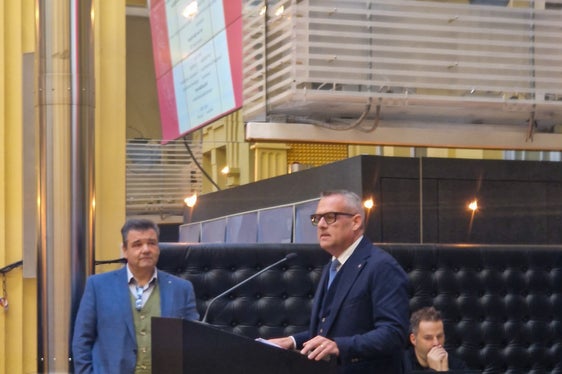 Das Dekret bedeute einen wichtigen Schritt in Richtung mehr Nachhaltigkeit im Straßenbau, sagte Hochbau- und Vermögenslandesrat Christian Bianchi (am Rednerpult). (Foto: LPA/Gianluca Crocco)