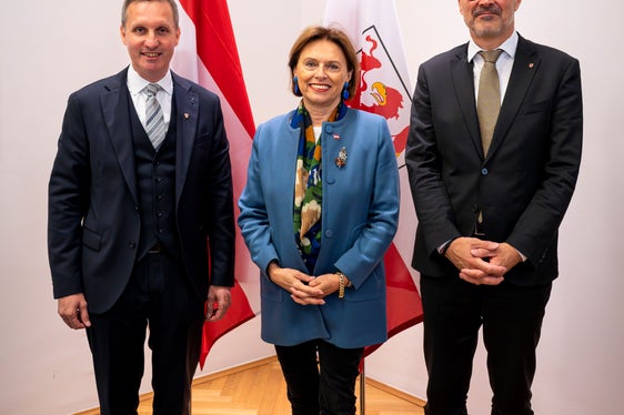 L'assessore provinciale Luis Walcher (a sinistra) e il presidente Arno Kompatscher hanno accolto la segretaria di Stato Susanne Kraus-Winkler a Palazzo Widmann. (Foto: USP/Fabio Brucculeri)