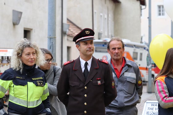 Mit vereinten Kräften: Offizierin Francesca Monti von der Berufsfeuerwehr und der Kommandant der Freiwilligen Feuerwehr Brixen Robert Burchia. (Foto: LPA/Maja Clara)