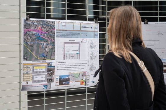 L’intervento in via Einstein si inserisce in un più ampio progetto per la viabilità del capoluogo e punta a migliorare l’accessibilità, la sicurezza stradale e la qualità degli spazi urbani. Nella foto una visitatrice si informa sulla progettualità. (Foto: USP/Greta Stuefer)