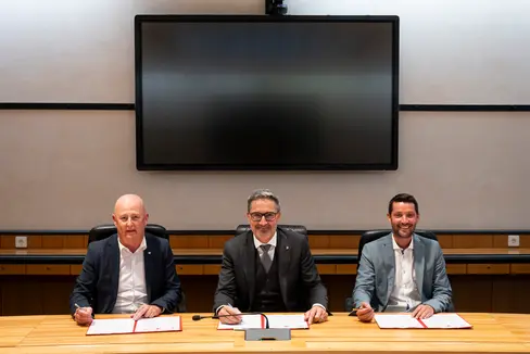 Landeshauptmann und Bevölkerungsschutzlandesrat Arno Kompatscher (Mitte) hat am 14. Oktober mit dem Präsidenten des Landesverbandes der Freiwilligen Feuerwehren Südtirols Martin Künig (links im Bild) und dem Präsidenten des Südtiroler Gemeindenverbandes Dominik Oberstaller (rechts) das Einvernehmensprotokoll bezüglich der Fahrzeuge der Freiwilligen Feuerwehren Südtirols unterzeichnet. (Foto: LPA/Fabio Brucculeri)