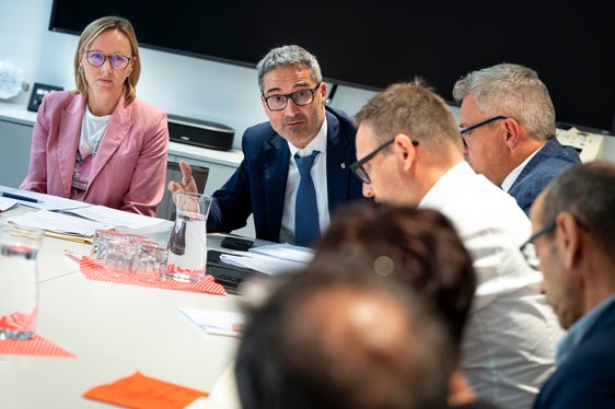 “Sono fiducioso che riusciremo ad individuare una soluzione pragmatica per l'anno 2025”, ha dichiarato il presidente Kompatscher, con l'assessora provinciale Magdalena Amhof nella foto, alla sua sinistra, durante l'incontro con le parti sociali. (Foto: USP/Fabio Brucculeri)