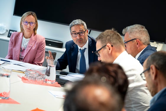 “Sono fiducioso che riusciremo ad individuare una soluzione pragmatica per l'anno 2025”, ha dichiarato il presidente Kompatscher, con l'assessora provinciale Magdalena Amhof nella foto, alla sua sinistra, durante l'incontro con le parti sociali. (Foto: USP/Fabio Brucculeri)