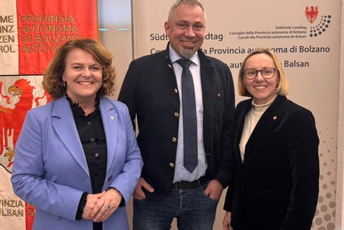 Freuen sich, dass in der neuen Betriebskita im WaltherPark 15 Betreuungsplätze für Kleinkinder von Mitarbeitenden der Landesverwaltung bereitstehen: Familienlandesrätin Rosmarie Pamer, Generaldirektor Alexander Steiner und Personallandesrätin Magdalena Amhof. (Foto: LPA)