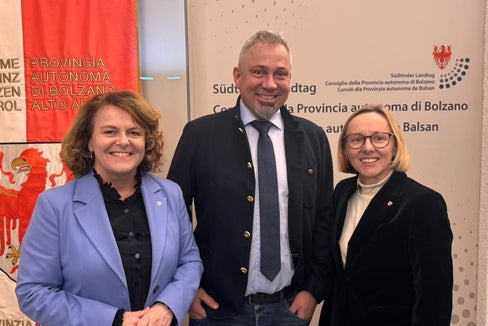 Freuen sich, dass in der neuen Betriebskita im WaltherPark 15 Betreuungsplätze für Kleinkinder von Mitarbeitenden der Landesverwaltung bereitstehen: Familienlandesrätin Rosmarie Pamer, Generaldirektor Alexander Steiner und Personallandesrätin Magdalena Amhof. (Foto: LPA)