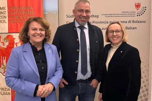 Sono lieti che nella nuova microstruttura aziendale nel WaltherPark siano disponibili 15 posti per i figli dei dipendenti dell'Amministrazione provinciale: l'assessora provinciale alla famiglia Rosmarie Pamer, il direttore generale Alexander Steiner e l'assessora provinciale al personale Magdalena Amhof. (Foto: USP)