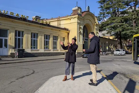 Bürgermeisterin Katharina Zeller und Landesrat Daniel Alfreider bei einem Lokalaugenschein am Bahnhofsplatz in Meran. (Foto: LPA/Ressort für Infrastrukturen und Mobilität)
