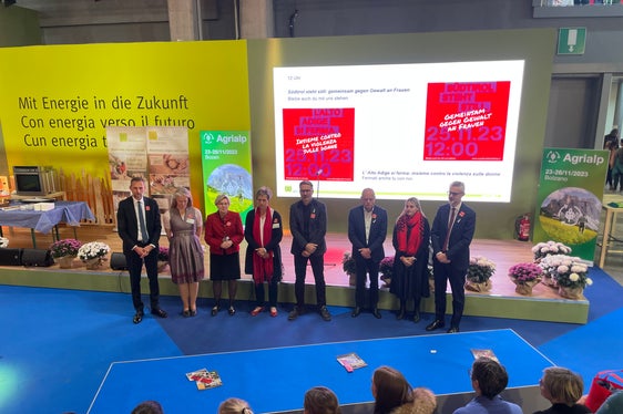 Anche alla Fiera dell'agricoltura Agrialp sono stati osservati oggi (25 novembre) due minuti di silenzio nell'ambito della campagna di sensibilizzazione L'Alto Adige si ferma (Foto: ASP/GNews)