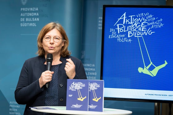 Le giornate dedicate all'educazione politica hanno un carattere molto trasversale, motivo per cui sono stati organizzati eventi in quasi tutto l'Alto Adige, ha sottolineato la direttrice d'Ufficio Anika Michelon. (Foto: USP/Fabio Brucculeri)