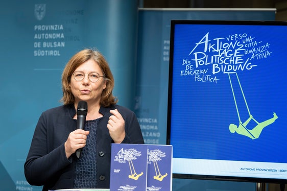 Le giornate dedicate all'educazione politica hanno un carattere molto trasversale, motivo per cui sono stati organizzati eventi in quasi tutto l'Alto Adige, ha sottolineato la direttrice d'Ufficio Anika Michelon. (Foto: USP/Fabio Brucculeri)