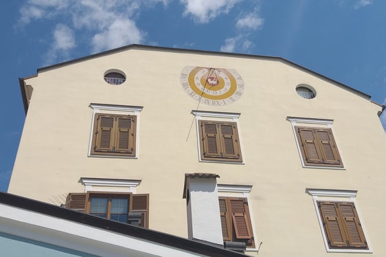 In Brixen (im Bild die Sonnenuhr auf einem Gebäude neben dem Domplatz) wurde mit 36,3 Grad am 30. Juli die bisher höchste Temperatur dieses Sommers gemessen. An diesem Wochenende wird im Raum Bozen, im Unterland und im Etschtal wieder die 35-Grad-Marke überschritten. (Foto: LPA/Maja Clara)
