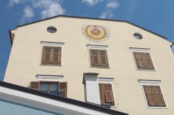 In Brixen (im Bild die Sonnenuhr auf einem Gebäude neben dem Domplatz) wurde mit 36,3 Grad am 30. Juli die bisher höchste Temperatur dieses Sommers gemessen. An diesem Wochenende wird im Raum Bozen, im Unterland und im Etschtal wieder die 35-Grad-Marke überschritten. (Foto: LPA/Maja Clara)