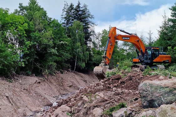 Die bestehenden Schutzbauten im Röthenbach im Sarntal haben ihre Schutzfunktion ausgeübt; derzeit entfernt die Wildbachverbauung das Geschiebematerial nach einem Murgang. (Foto: LPA/Landesamt für Wildbach- und Lawinenverbauung Nord der Agentur für Bevölkerungsschutz)