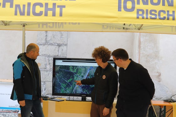 Informierten über ihre Arbeit: Der Direktor des Landesamtes für Wildbach- und Lawinenverbauung Nord Philipp Walder (li.) und sein Mitarbeiter Lukas Pichler (Mitte) mit dem Direktor des Landesamtes für Datentechnik Stefan Hellweger (re.) (Foto: LPA/Maja Clara)