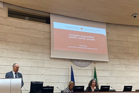 Ziel ist es, die Luftqualität in den Klassenzimmern verbessern. Dafür wollen wir effiziente Lösungen testen und finden, erklärte Gesamtkoordinator Luca Verdi, Direktor des Labors für Luftanalysen und Strahlenschutz, bei der Tagung des Projekts necessARIA in Rom. (Foto: Landesagentur für Umwelt und Klimaschutz)