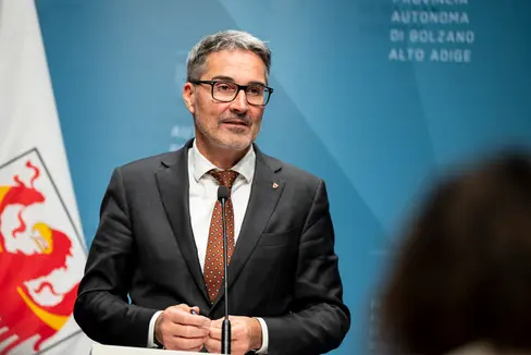 In occasione della conferenza stampa di oggi (19 novembre), il presidente della Provincia Arno Kompatscher ha presentato le nuove regole che saranno applicate dal 1° gennaio 2025 nel servizio sanitario altoatesino per la cancellazione delle prestazioni mediche specialistiche prenotate. (Foto: USP/Fabio Brucculeri)