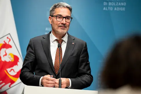 In occasione della conferenza stampa di oggi (19 novembre), il presidente della Provincia Arno Kompatscher ha presentato le nuove regole che saranno applicate dal 1° gennaio 2025 nel servizio sanitario altoatesino per la cancellazione delle prestazioni mediche specialistiche prenotate. (Foto: USP/Fabio Brucculeri)