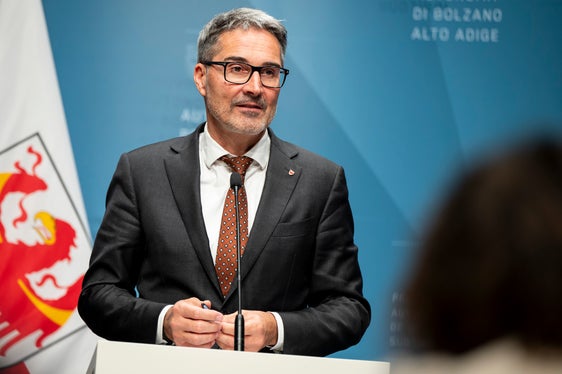 Landeshauptmann Arno Kompatscher stellte in einer Pressekonferenz heute (19. November) die neuen Regeln vor, die ab 1. Jänner 2025 im Südtiroler Sanitätsbetrieb zur Absage von vorgemerkten fachärztlichen Leistungen gelten. (Foto: LPA/Fabio Brucculeri)