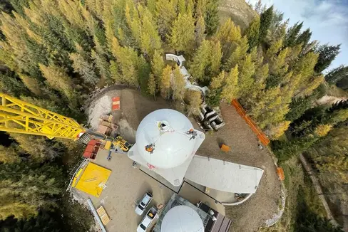 L'installazione del 'radome' a protezione dell'antenna radar sul monte Macaion. (Foto: ASP/Servizio Prevenzione rischi e Cue Trento)