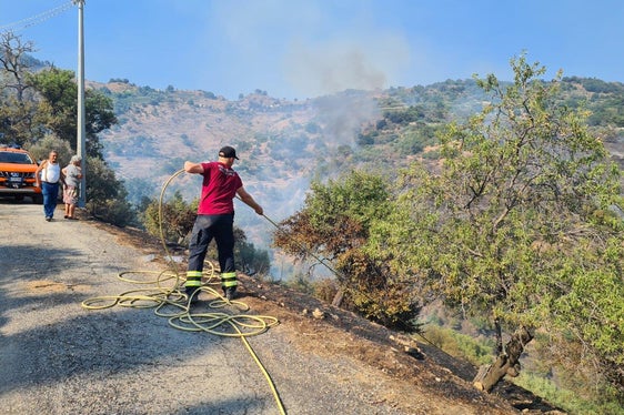 Große Flächen galt es für die Männer der Berufsfeuerwehr und der Freiwilligen Feuerwehren bei ihrem Hilfseinsatz auf Sizilien zu löschen. (Foto: Agentur für Bevölkerungsschutz/Berufsfeuerwehr)